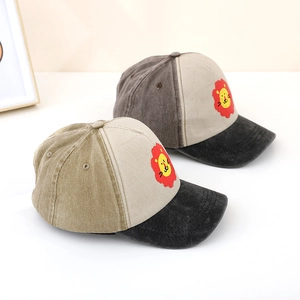 Dettaglio cappellino da baseball color-block per bambini in cotone con ricamo leone