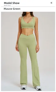 Détail de l'ensemble de yoga vert haricot avec débardeur col V et pantalon évasé