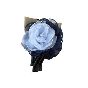 Pince à cheveux élégante avec fleurs en dentelle bleue multicouche et perle centrale