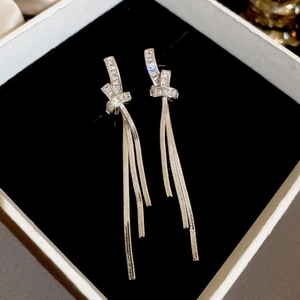 Boucles d'oreilles argentées à franges avec zircones rectangulaires en boîte