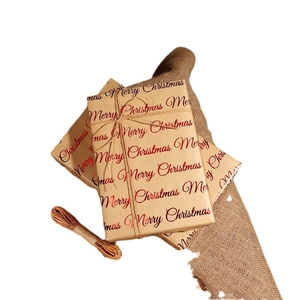 Carta da regalo di Natale in kraft con scritta rossa Merry Christmas e spago di iuta naturale