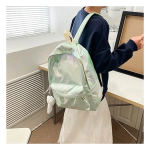 Rückansicht eines minzgrünen Laser-Rucksacks mit Plüschbommel an einem Modell im Raum
