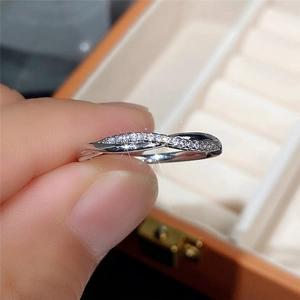 Detailansicht eines silbernen gedrehten Rings mit rundum besetzten Zirkonia-Steinen