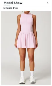 Vue de face d'une robe de tennis rose mousse sans manches avec jupe plissée sport