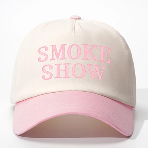 Détail de la broderie rose SMOKE SHOW sur une casquette de baseball beige