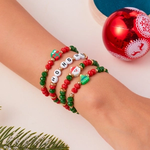 Set di braccialetti natalizi con ciondoli Babbo Natale e perline HOHOHO sul polso