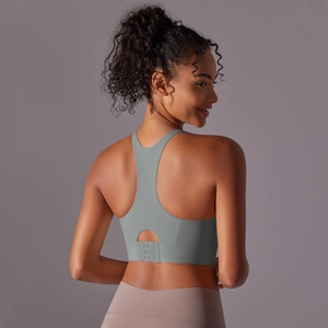 Vue détaillée du soutien-gorge de sport dos nageur avec fermeture réglable au dos