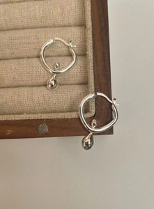 Elegant 925 silver chunky hoop earrings with polished teardrop pendants on jewelry tray