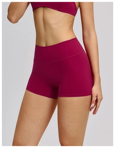 Dettaglio dei pantaloncini da yoga a vita alta rosso bacca con trama a maglia fine