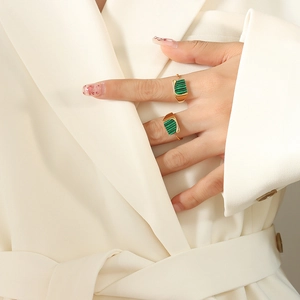 Bague minimaliste en acier inoxydable plaqué or 18 carats avec pierre de malachite verte