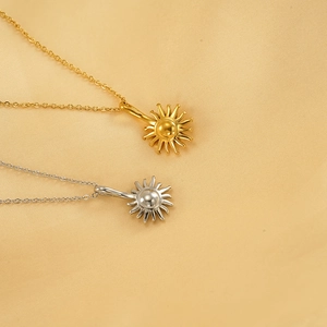 Collier pendentif tournesol en acier titane doré et argenté sur tissu de soie