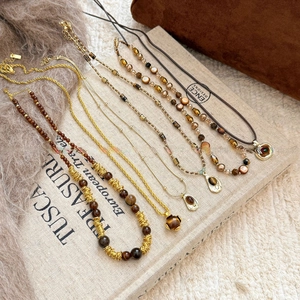 Ensemble de colliers vintage en œil de tigre avec chaînes dorées et perles brunes