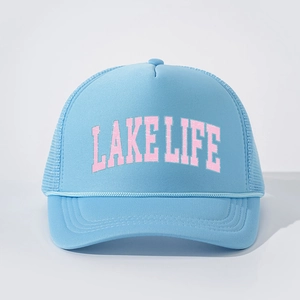 Hellblaue Retro Trucker Mütze mit rosa LAKE LIFE Druck und atmungsaktivem Netzteil