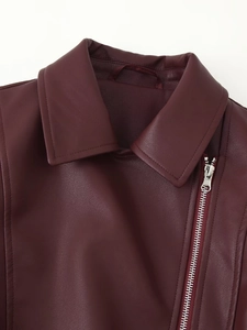 Details des burgunderroten Biker-Jackenrevers mit Ledertextur und silbernem Reißverschluss