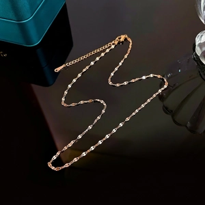 Detail of a 40cm golden stainless steel scale chain with lobster clasp and extender