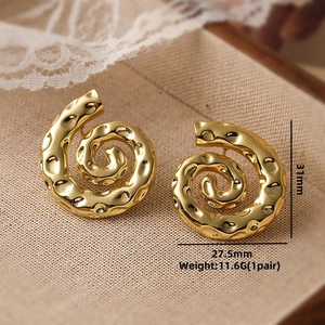 Macro detail of gold spiral hammered earrings with dimensions 31mm by 27.5mm