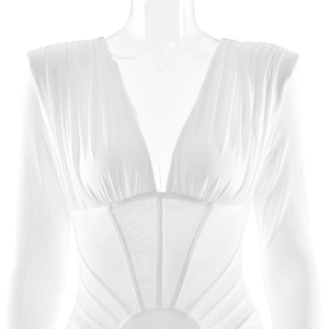 Détail de la robe blanche à décolleté en V profond avec taille ajustée et empiècement mesh