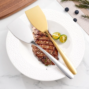 Set aus goldenen und silbernen 304 Edelstahl-Spateln für Teppanyaki und Steak auf Teller
