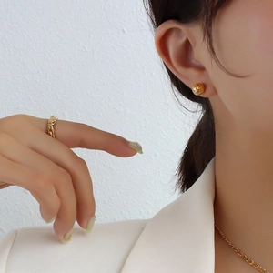 Boucles d'oreilles boules dorées de style français et ensemble de bijoux sur modèle