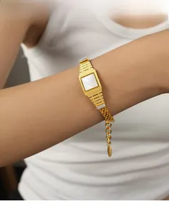 Détail du bracelet doré vintage style montre avec nacre blanche et cristaux brillants