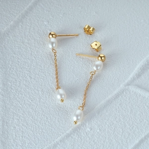 Macro shot of S925 hallmark on silver tassel earrings with baroque pearls and gold plating