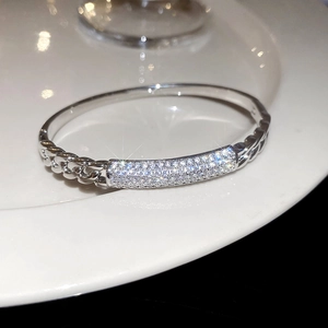 Vue macro du bracelet en métal argenté avec des barres pavées de zircons cubiques