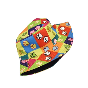 Cappello da pescatore colorato con motivo patchwork a scacchi e stampe di zampe cartoon