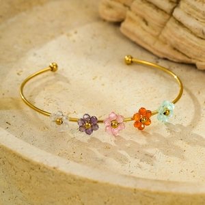 Bracciale rigido dorato in acciaio inossidabile con cinque perle di fiori colorati