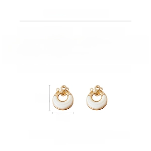 Specifiche degli orecchini vintage in resina con altezza 3,7 cm e peso di 21,2 g