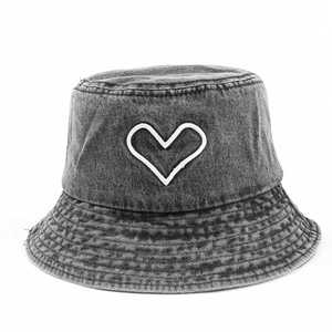 Bob en denim délavé gris anthracite avec broderie cœur blanc pour protection solaire