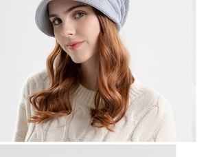 Detail van lichtblauwe gebreide muts met zachte textuur en warm wintermateriaal voor dames