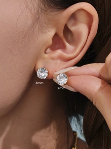 Comparaison détaillée de boucles d'oreilles en zircon de 7mm et 8mm sur l'oreille