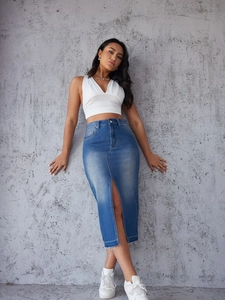 Détail d'une jupe longue en jean délavé bleu avec fente latérale sur un mannequin