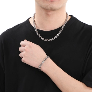 Minimalistisches Set aus O-Ketten Halskette und Armband aus Edelstahl für Herren am Model
