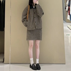 Dettagli del set in tweed a quadri marroni con giacca corta e minigonna abbinata