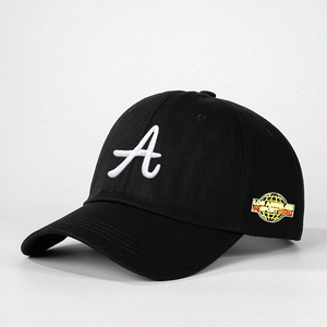 Détail d'une casquette de baseball noire avec broderie A blanche et écusson Los Angeles