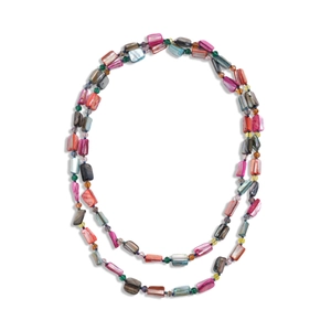 Collier bohème multicouche avec perles de coquillage colorées et accents de cristal