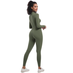 Vue détaillée de la combinaison de sport à manches longues vert olive en tissu extensible