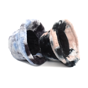 Détail de chapeaux bobs épais en fausse fourrure tie-dye avec doublure douce et texture