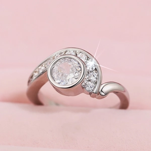 Primer plano de anillo de plata ondulado con gran piedra central y pavé de diamantes