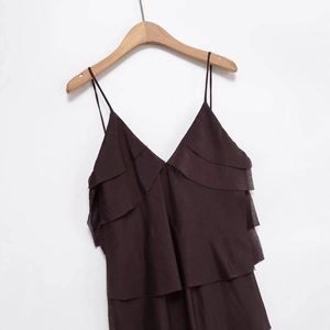 Robe caraco à volants superposés marron foncé avec fines bretelles sur cintre