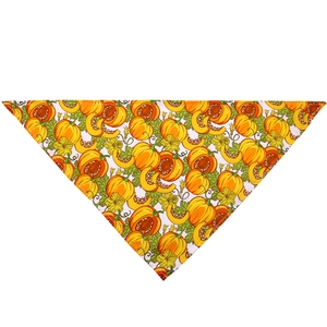 Détail d'un bandana pour chien avec citrouille orange et motifs floraux jaunes