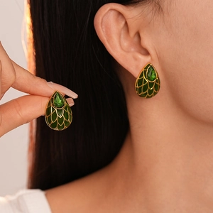 Boucles d'oreilles vintage en forme de goutte d'or avec résine verte et cristaux