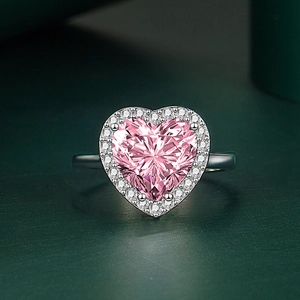 Bague cœur en zircon rose avec anneau en argent et halo de pierres blanches sur vert