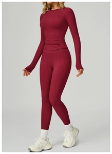 Détail de l'ensemble de yoga bordeaux avec leggings à poches et haut froncé à manches