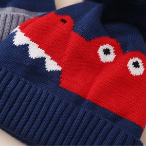 Bonnet tricoté bleu marine pour enfants avec motifs dinosaures rouges et pompon doux
