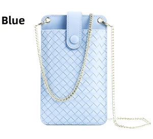 Détail du sac de téléphone bleu clair avec texture tressée, chaîne dorée et fermoir