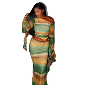 Zweiteiliges Batik-Set aus Netzstoff mit asymmetrischem Oberteil und Maxirock