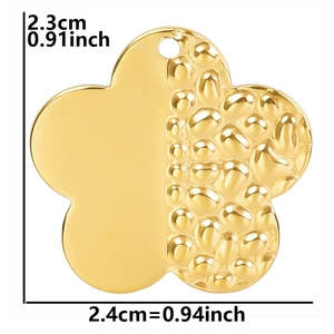 Golden flower pendant with smooth and hammered textures, showing dimensions 2.3x2.4cm