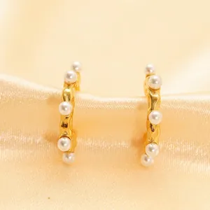 Boucles d'oreilles vintage 18K forme C avec texture lave et perles blanches sur satin